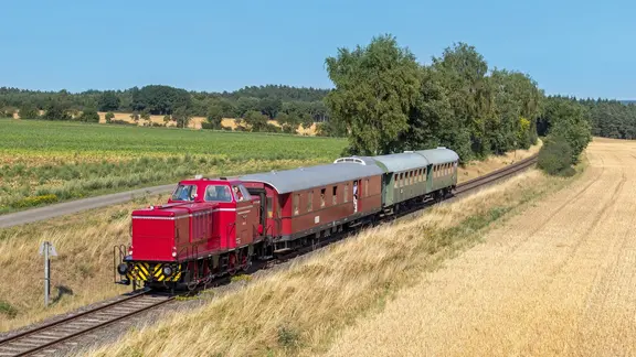 Der Bispinger Heide-Express fährt an abgeernteten Getreidefeldern vorbei durch die Landschaft. | AVL - HEIDE-EXPRESS, T. Bätge Der Bispinger Heide-Express fährt an abgeernteten Getreidefeldern vorbei durch die Landschaft.
