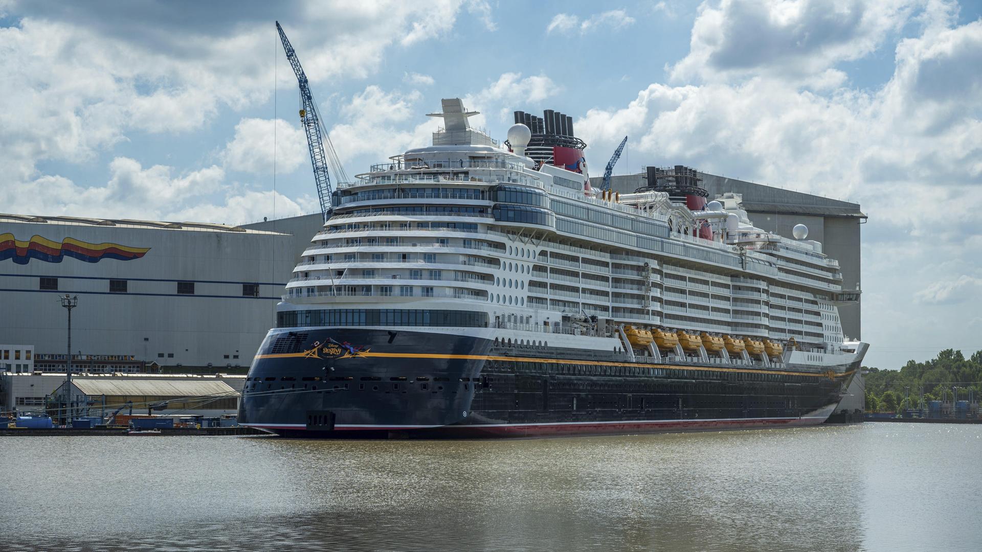 Ein Kreuzfahrtschiff liegt im Wasser vor der Meyer Werft in Papenburg. | picture alliance / imageBROKER | Markus Quabach