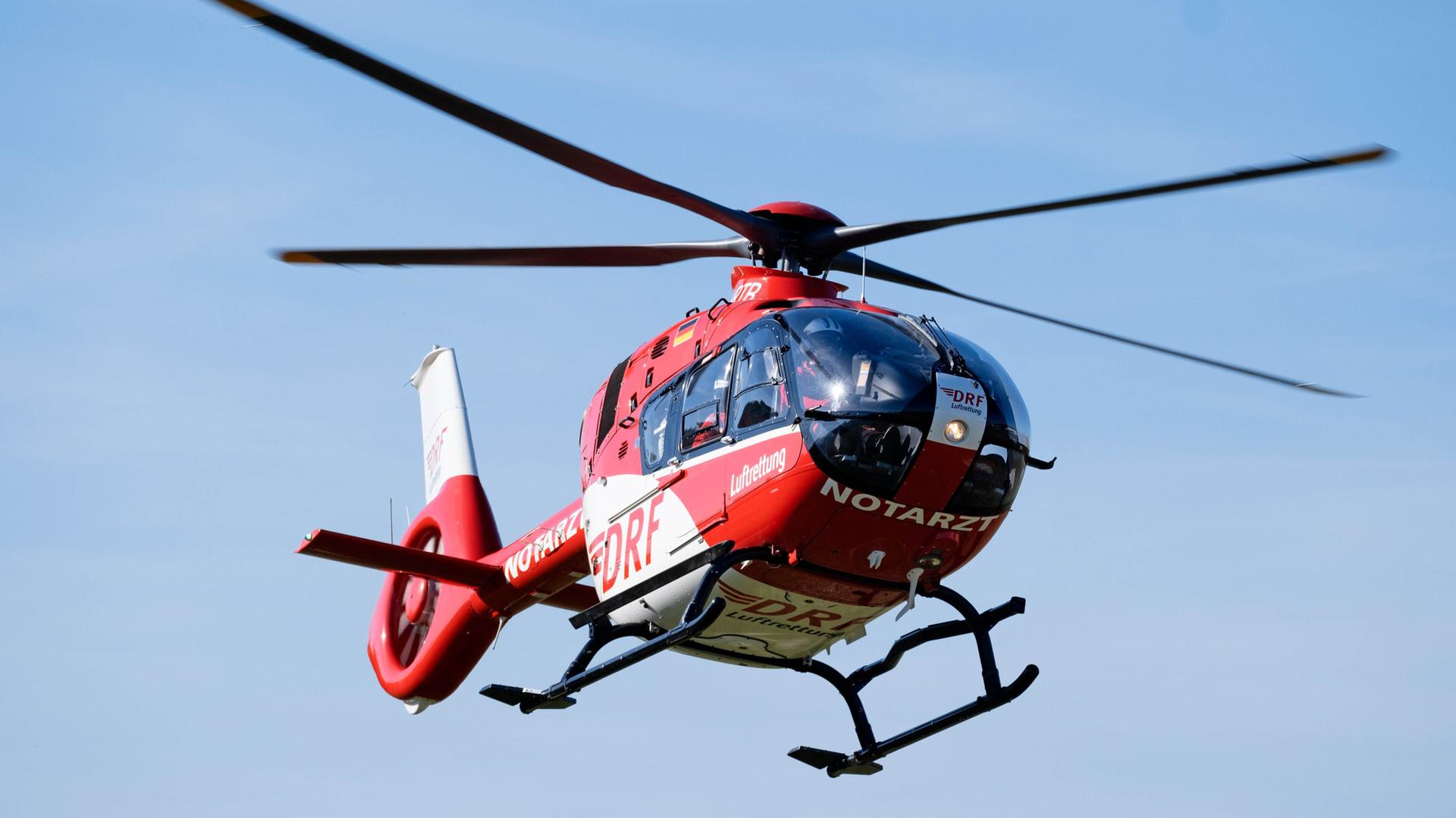 Ein Rettungshubschrauber der DRF Luftrettung in der Luft. | DRF Luftrettung | Maike Glöckner