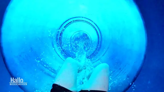 Eine Person in der Wasserrutsche.