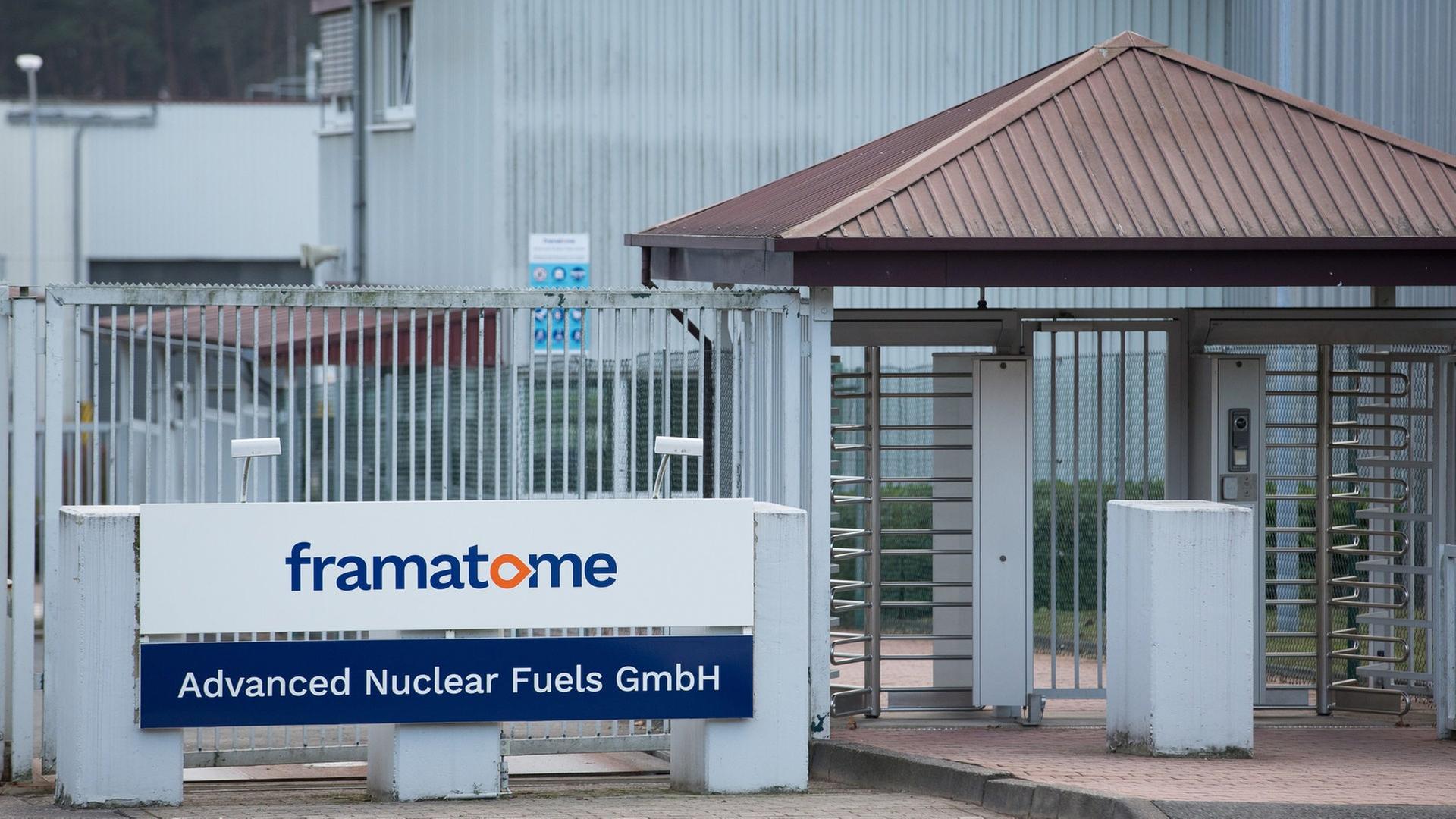 Blick auf ein Zugangstor vom Werk der Framatome - Advanced Nuclear Fuels GmbH. Das Werk der Framatome-Tochter Advanced Nuclear Fuels GmbH (ANF) fertigt Brennelemente für Druckwasser- und Siedewasserreaktoren von Atomkraftwerken. | picture alliance/dpa | Friso Gentsch