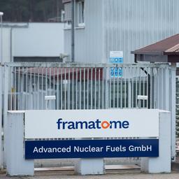 Blick auf ein Zugangstor vom Werk der Framatome - Advanced Nuclear Fuels GmbH. Das Werk der Framatome-Tochter Advanced Nuclear Fuels GmbH (ANF) fertigt Brennelemente für Druckwasser- und Siedewasserreaktoren von Atomkraftwerken.