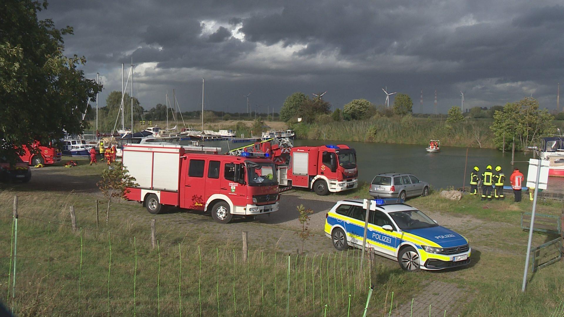 Eine Einsatzkraft der Feuerwehr neben einem Auto dass aus der Ochtum gezogen .  | NonstopNews