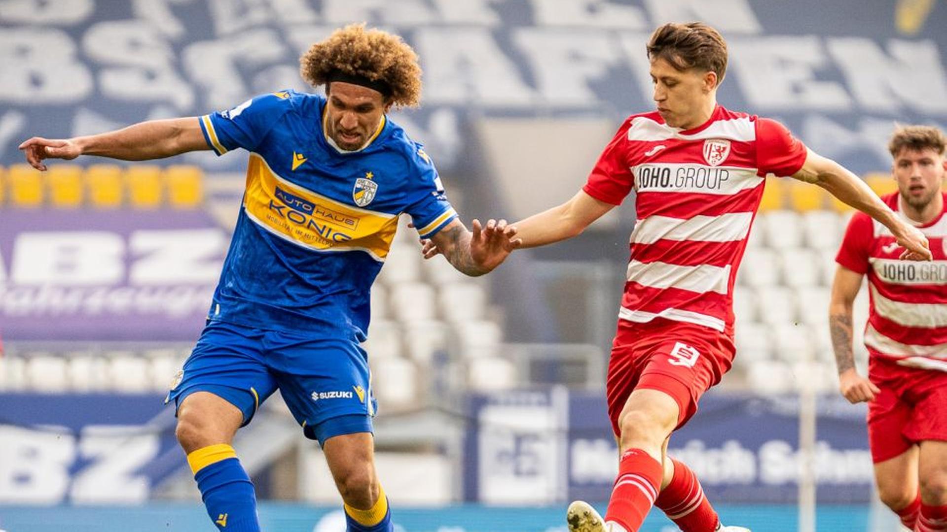 Mehrere Fußballer auf dem Spielfeld mit dem Ball. | Greifswalder FC
