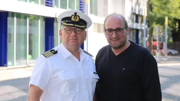 Kapitän Kurt Leonards und Daniel Kaiser stehen nebeneinander
