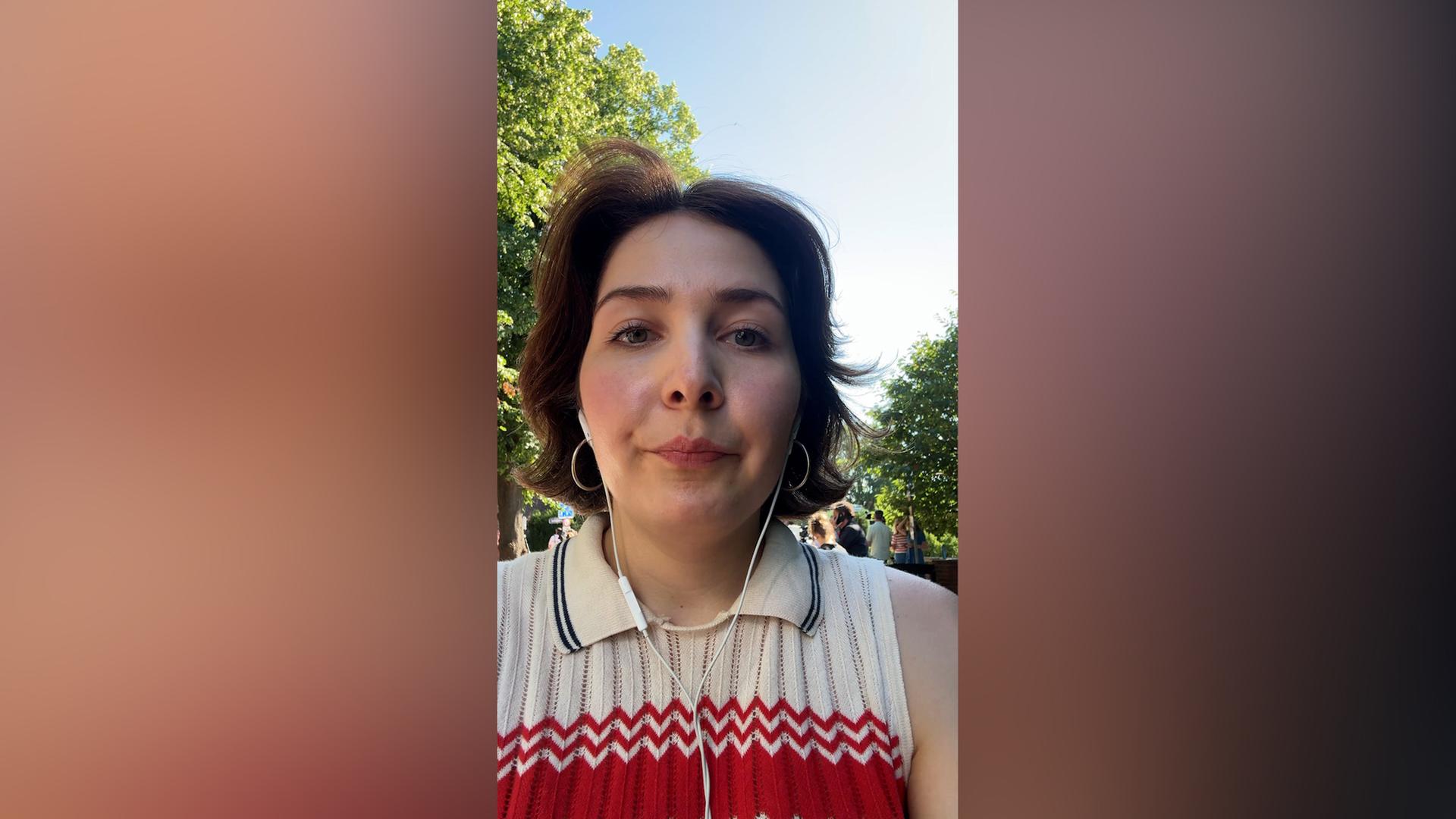 NDR Niedersachsen-Reporterin Lisa Göllert spricht in eine Kamera. | NDR