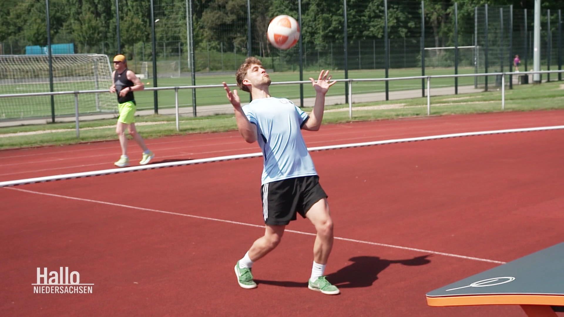 Ein Teqballspieler nimt den Ball mit der Brust an.  | Screenshot