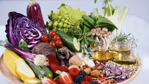 Eine schön dekorierte Platte mit vielen Gemüsen, Kohl, Früchten, Beeren, Ölen, Nüssen, Samen, Pilzen und Salat. | NDR, Oliver Zydek/Moritz Schwarz Eine schön dekorierte Platte mit vielen Gemüsen, Kohl, Früchten, Beeren, Ölen, Nüssen, Samen, Pilzen und Salat.