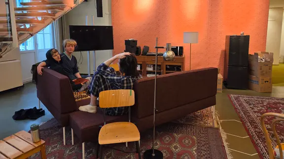 Szene aus dem Theaterstück "Inhabilia" | Katja Weise Personen sitzen in einer Sofaecke