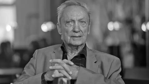 Der deutsche Schauspieler Udo Kier auf einem Porträtbild bei einem Termin in Köln 2024