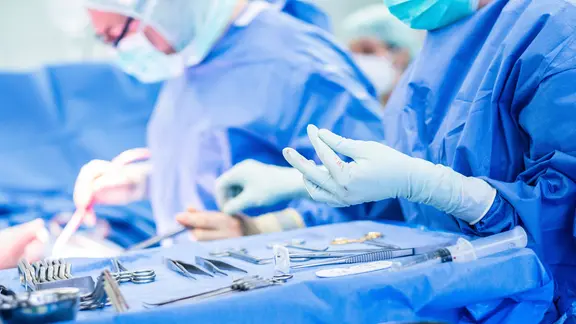 Darmkrebs Operation: OP Tisch mit Operations Besteck während der Darmkrebs-OP