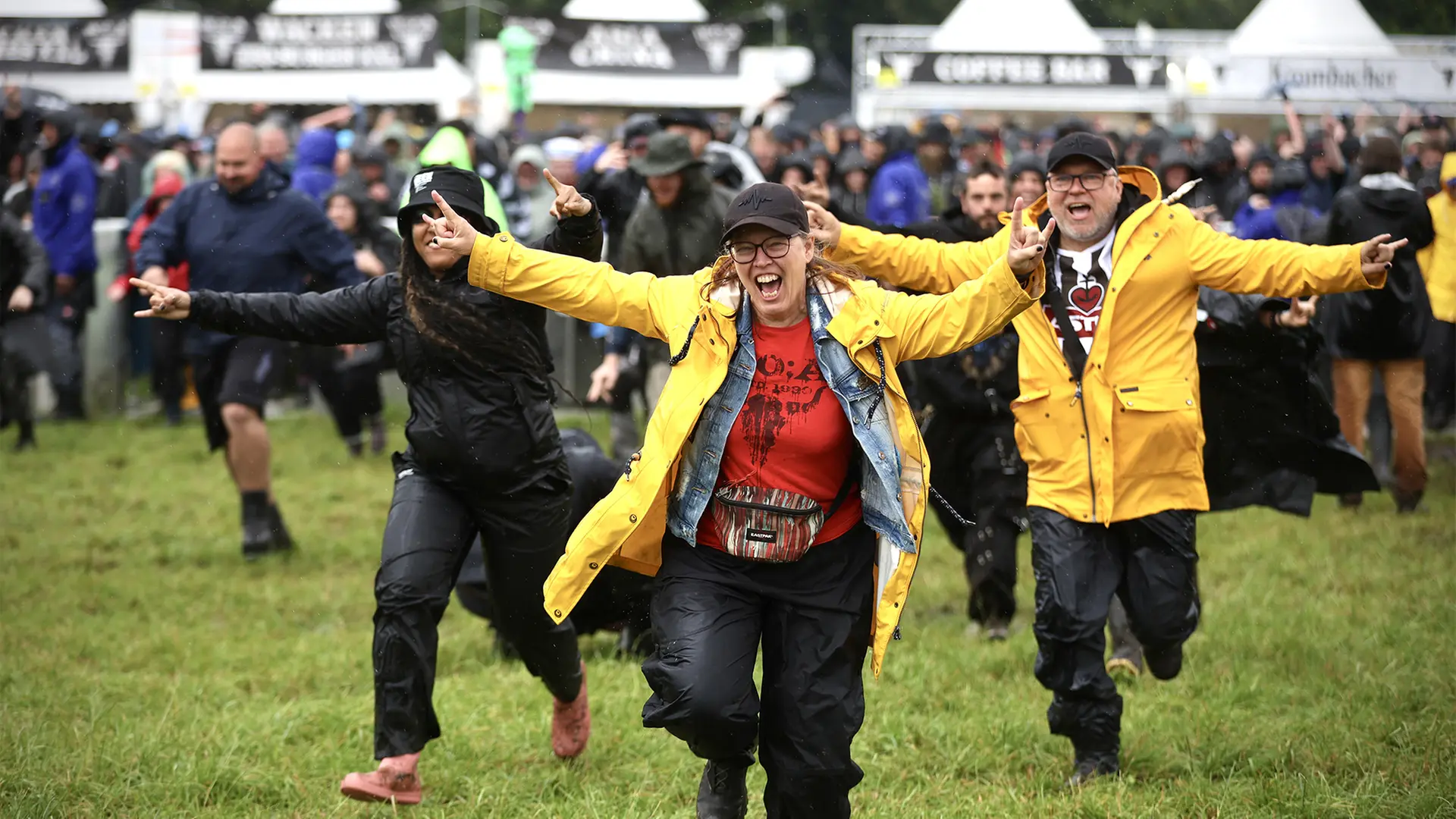 Wacken 2025 im Liveblog: Fans stürmen Holy Ground, Konzerte laufen