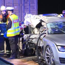 Durch einen Zusammenstoß mit einem Lkw wurde die Beifahrerseite eines silbernen Pkw schwer verformt.