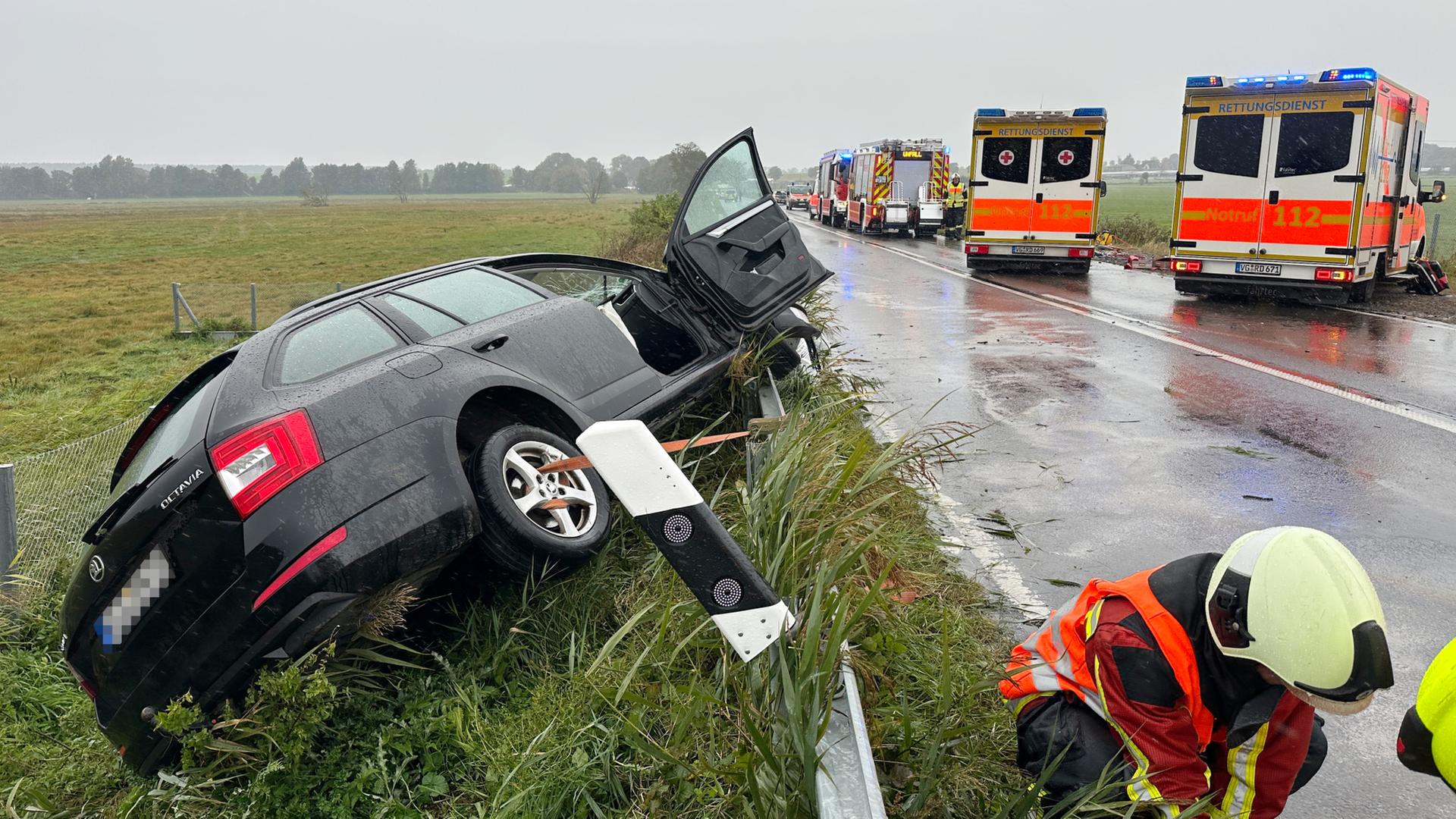Tödlicher Unfall auf B111: Auto gerät in Gegenverkehr - Fahrerin stirbt