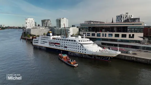 Ein Kreuzfahrtschiff liegt an der Südkante des Überseequartiers.