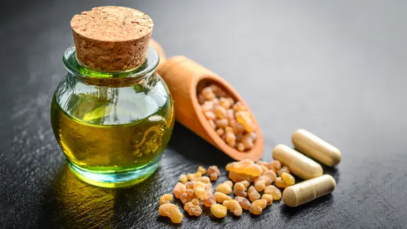 Weihrauch als Harz, Öl und Extrakt in Kapseln auf einem Tisch | colourbox.de/Tetiana Vitsenko Weihrauch als Harz, Öl und Extrakt in Kapseln auf einem Tisch