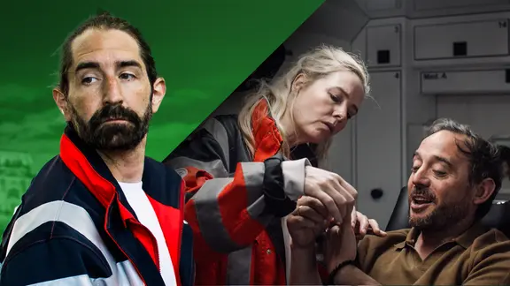 Links im Bild ein Rettungssanitäter rechts daneben eine Rettungssanitäterin, die einen Patienten auf einer Trage behandelt. (extra 3 vom 19.06.2025 im Ersten) (Bild hat KI-generierte Elemente)