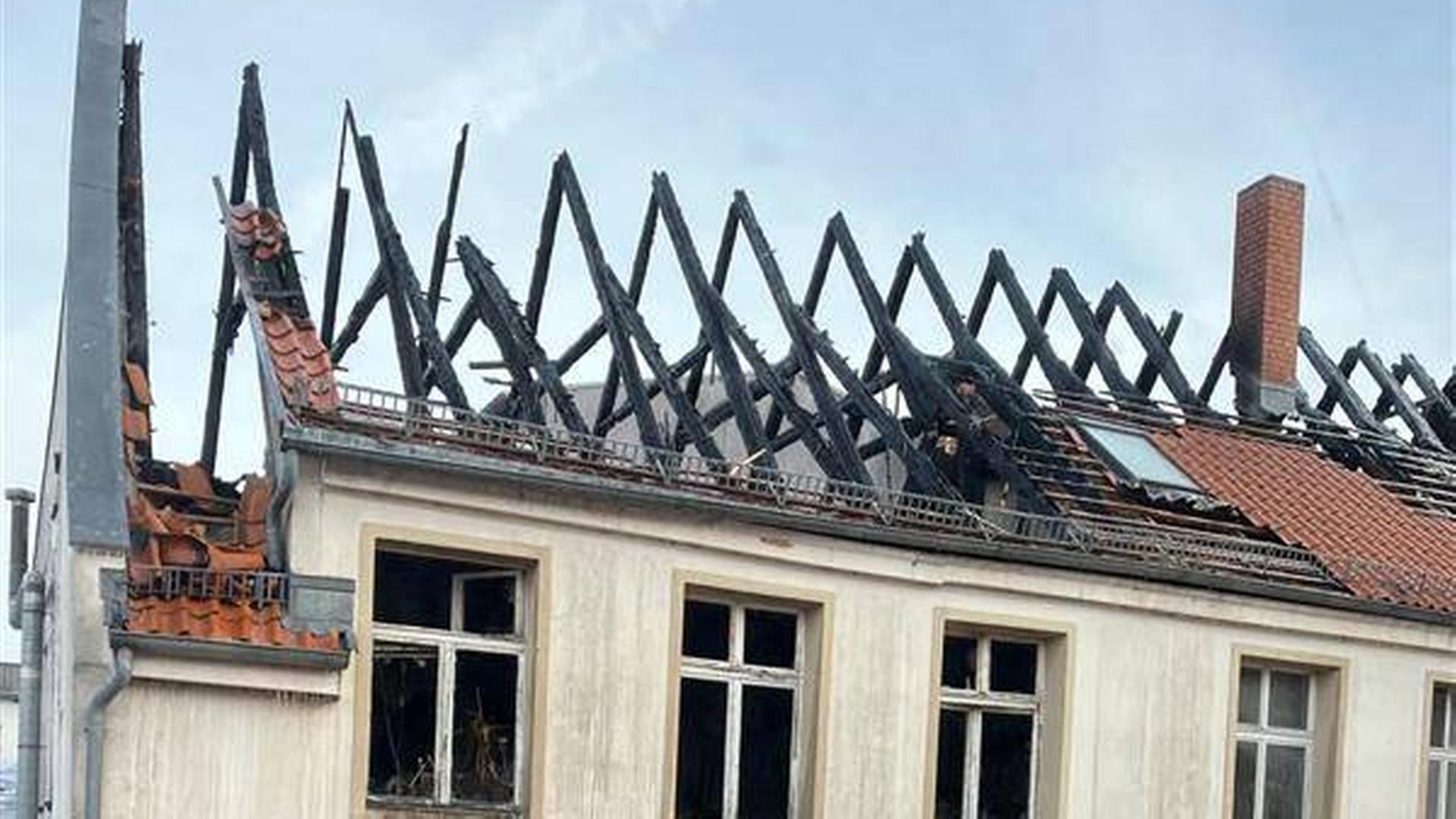 Stralsund: Dachstuhl eines Mehrfamilienhauses ausgebrannt