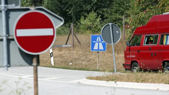 Ein Fahrzeug fährt über eine Auffahrt auf eine Autobahn.