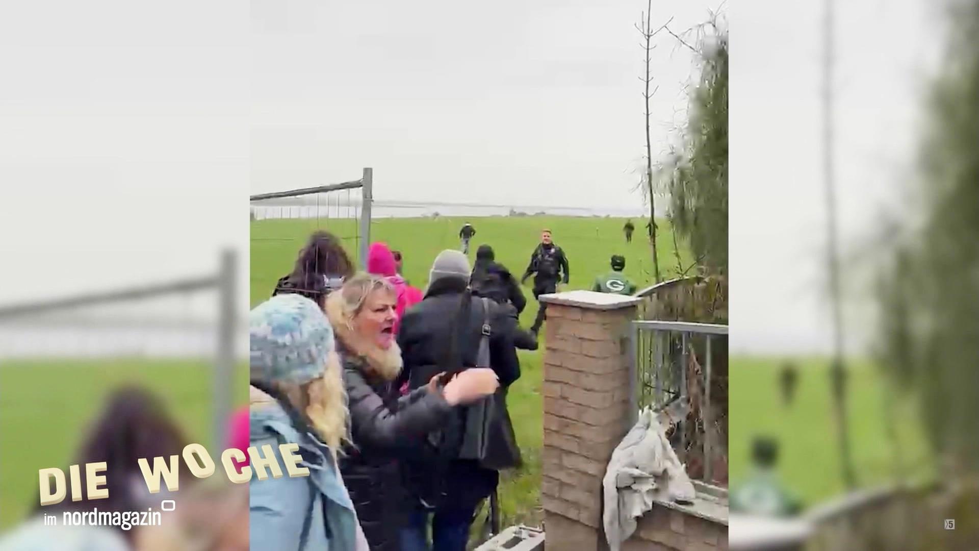 Mehrere Personen durchbrechen eine Absperrung in Poel und wollen zum Wal gelangen. | Screenshot