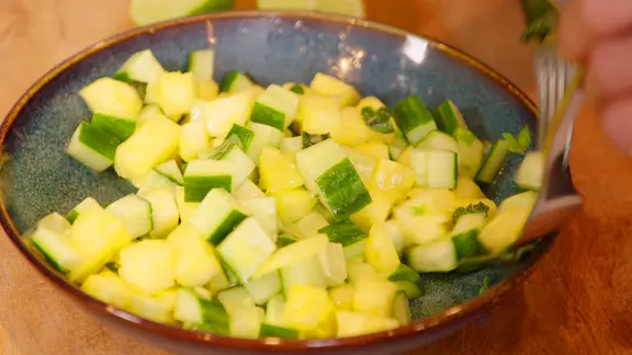 Eine Schüssel mit einem Ananas-Gurken-Salat. | BR Screenshot Eine Schüssel mit einem Ananas-Gurken-Salat.