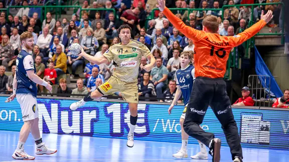 Sindre Aho (TSV Hannover Burgdorf (27)) wirft auf Torwart Lukas Diedrich (BHC) | Bildallianz / Maximilian Koch | Maximilian Koch Sindre Aho (TSV Hannover Burgdorf (27)) wirft aufs Tor von Torwart Lukas Diedrich (BHC)