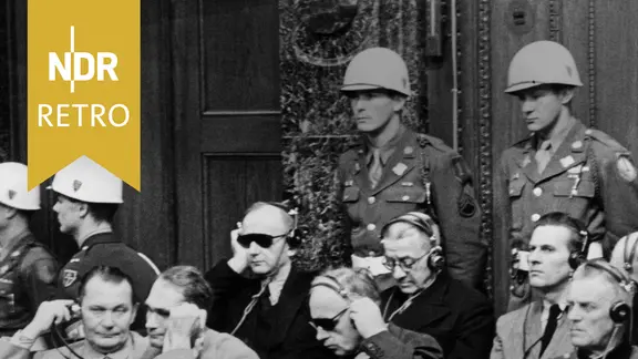 Die besetzte Anklagebank in den Nürnberger Prozesen.