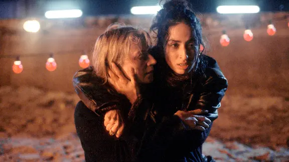 Ayse (Jale Arikan) und Charlotte (Tatjana Blacher) sehen entsetzt zu, wie ihre Imbissbude abbrennt.