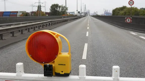 Die Zufahrt-Straßen zur Hamburger Köhlbrandbrücke sind gesperrt.
