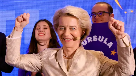 Die Spitzenkandidatin für die Europäische Kommission, die derzeitige Präsidentin der Europäischen Kommission Ursula von der Leyen jubelt