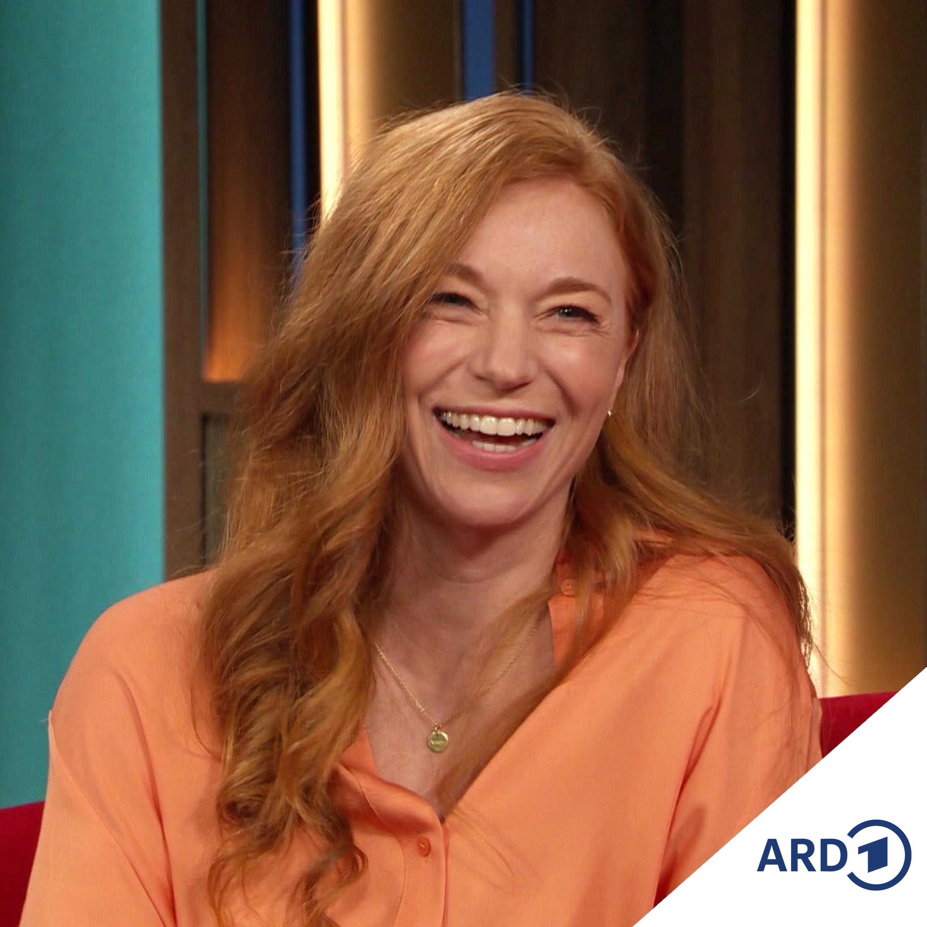 Schauspielerin Marleen Lohse im Sofa-Talk und mit Gesang am Mikro