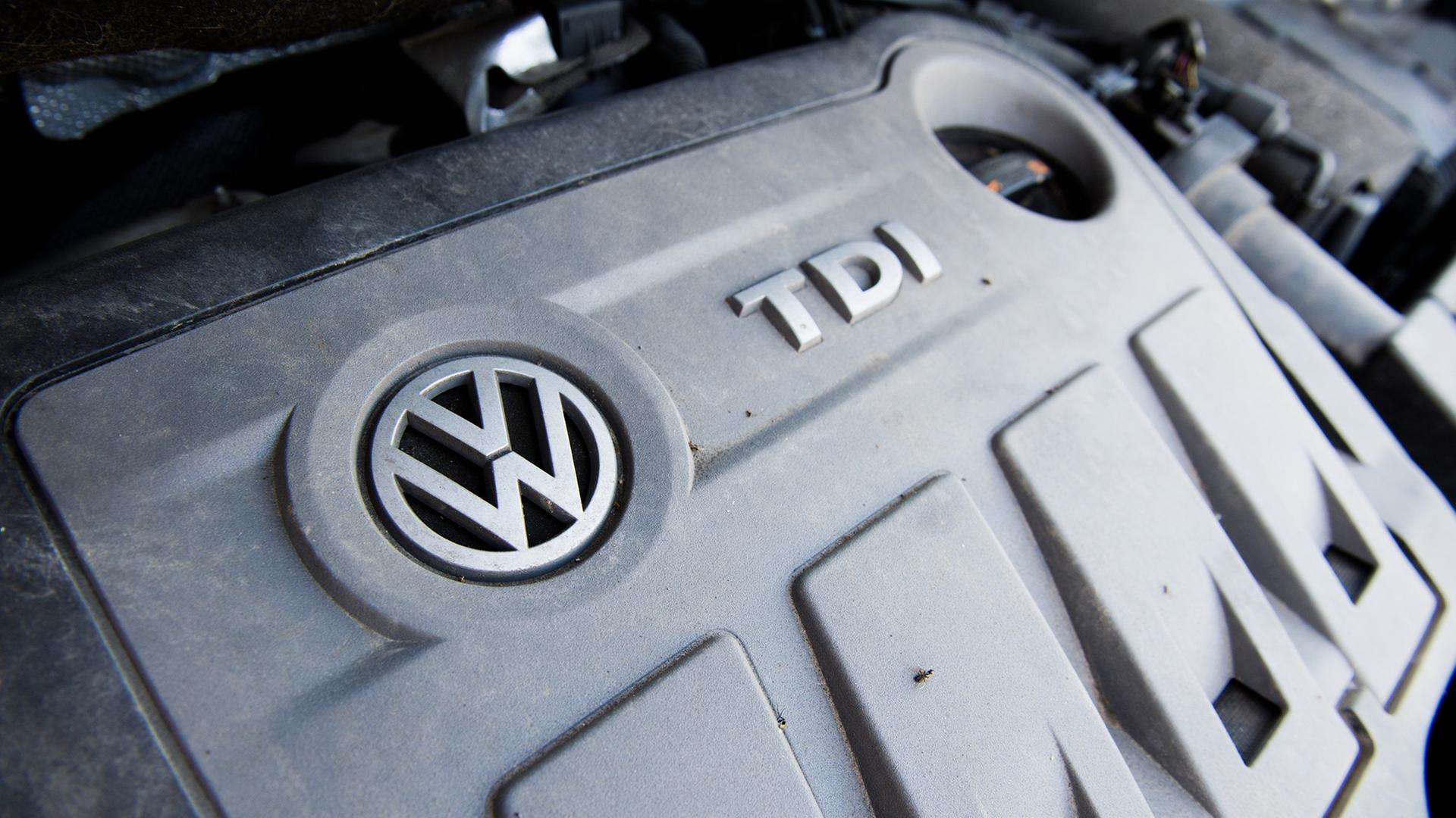 Ein Volkswagen Touran mit einem vom Abgas-Skandal betroffenen 2.0l TDI Dieselmotor vom Typ EA189. | picture alliance / dpa +++ dpa-Bildfunk +++