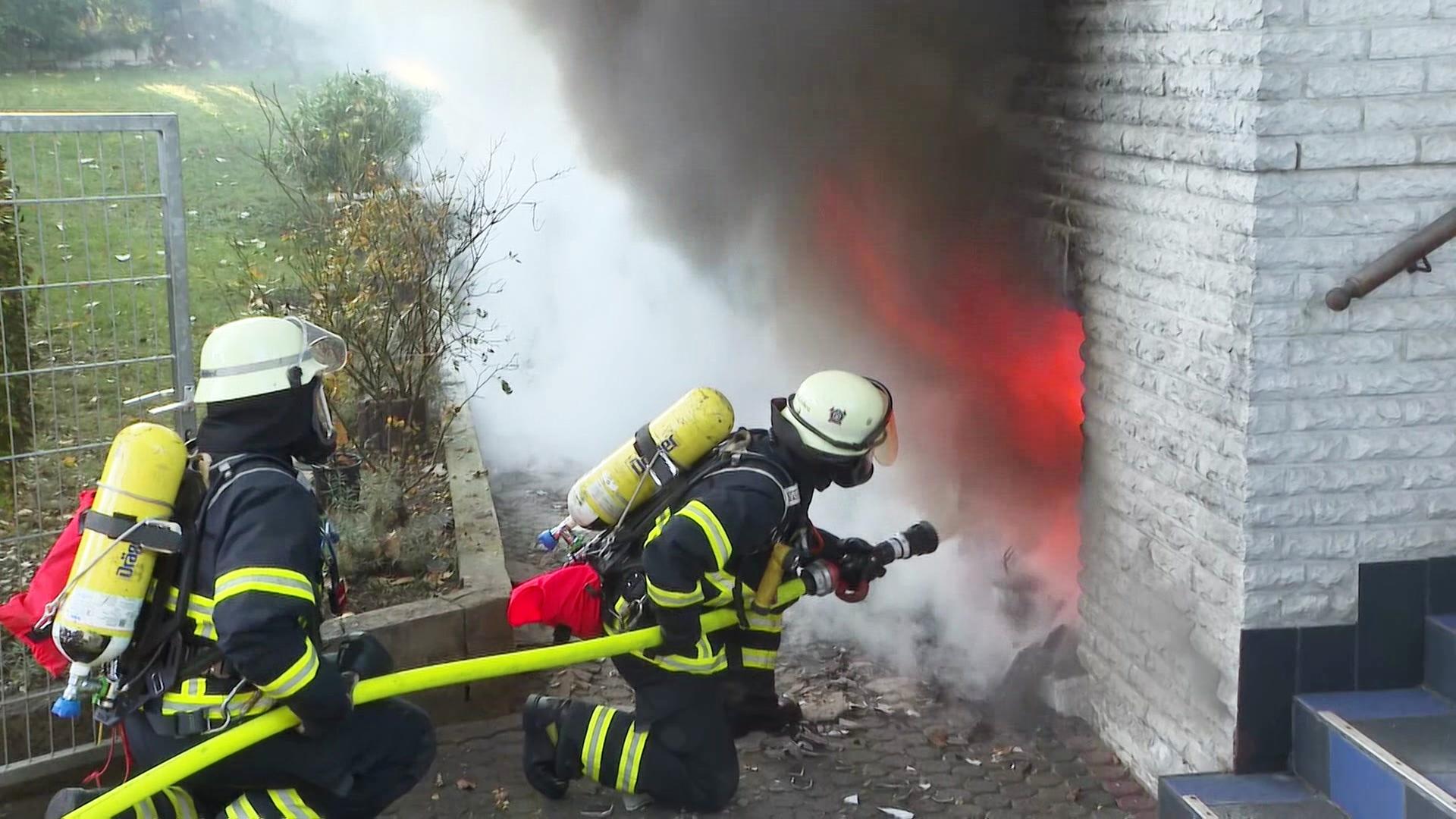 Brand in Hamburg-Hausbruch: Feuerwehr birgt Leiche aus Keller