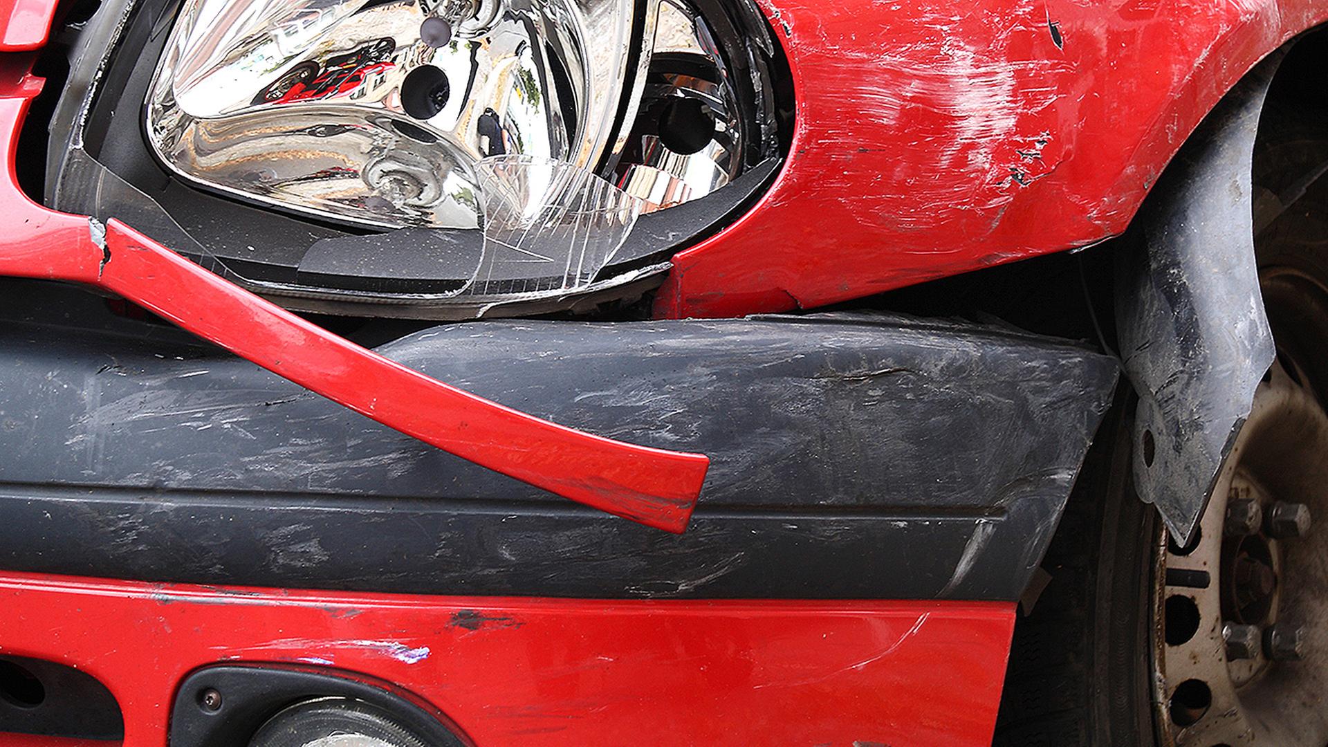 Beschädigter Scheinwerfer eines Autos. | Fotolia.com, ureshot
