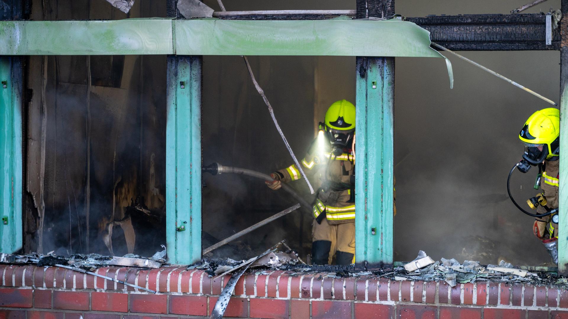 Hoher Schaden nach Feuer in Schule: Großeinsatz in Geesthacht
