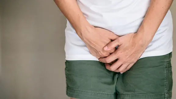 Frau verschränkt Hände im Schritt vor schmerzendem Intimbereich (Bild: IMAGO/Prakaymas Vichitchalao) | IMAGO/Prakaymas Vichitchalao, Prakaymas Vichitchalao Frau verschränkt Hände im Schritt vor schmerzendem Intimbereich (Bild: IMAGO/Prakaymas Vichitchalao)