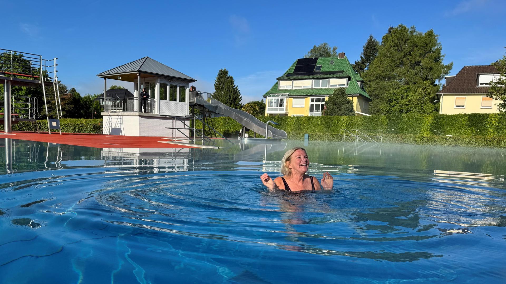 Eine Frau schwimmt um 7 Uhr im Bürgerbad in Bad Iburg. | NDR, Anita Westrup