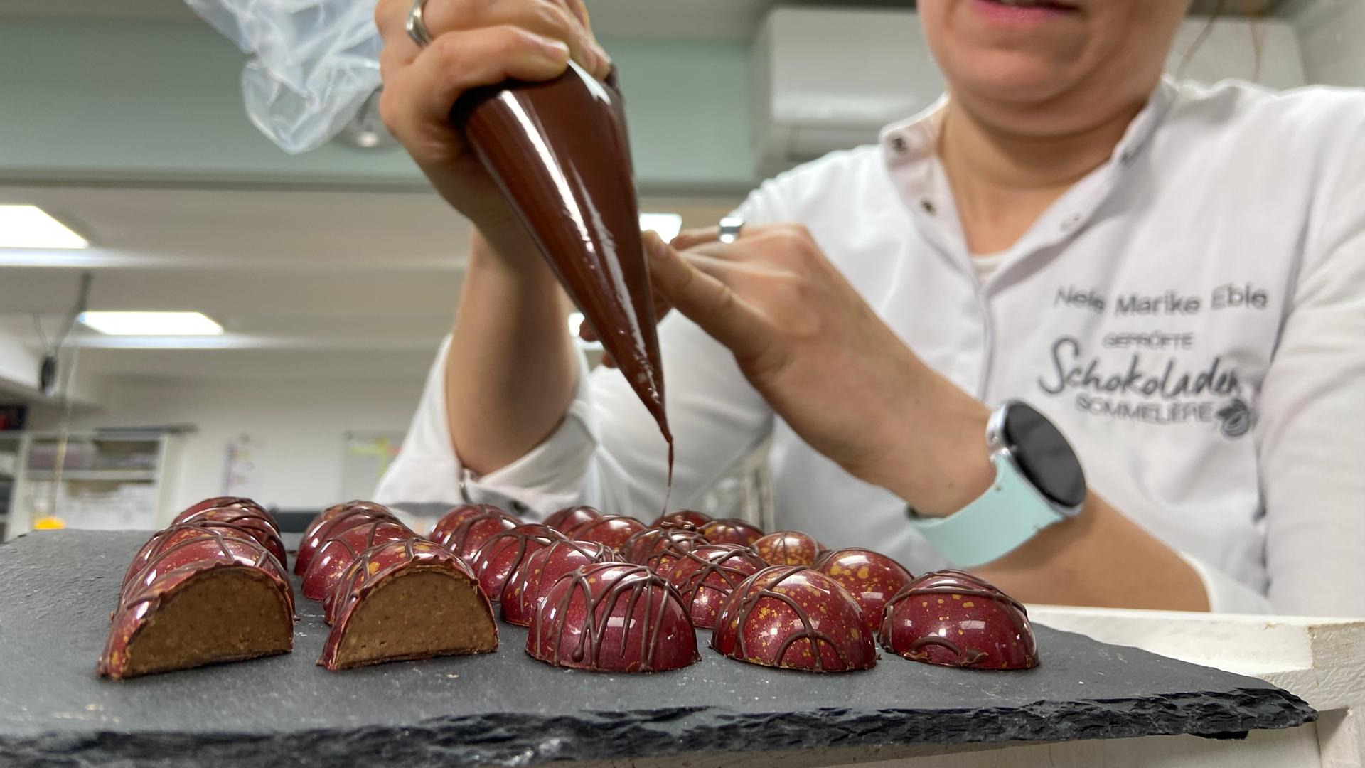 Nele Marike Eble stellt in ihrer Braunschweiger Confiserie Pralinen her. | NDR, Tino Nowitzki