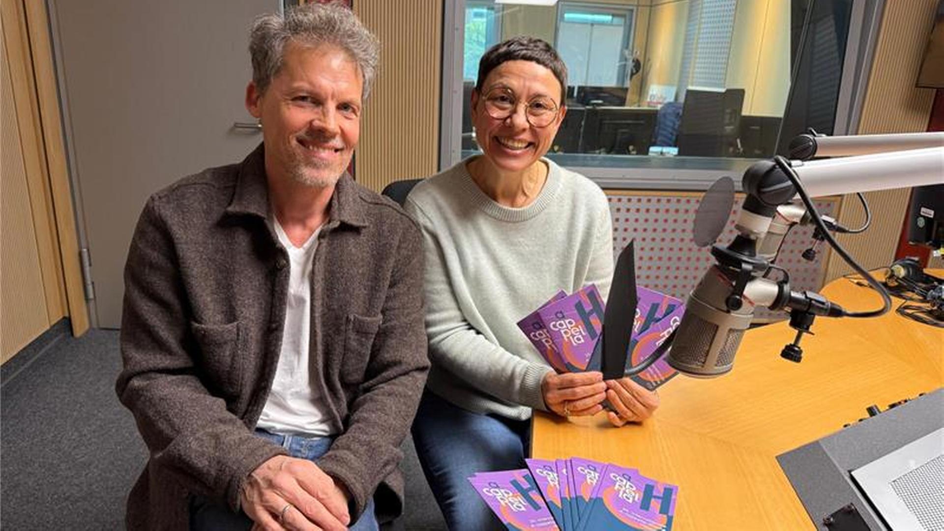 Martina Gilica (re.) mit dem Vorsitzenden der Internationalen A-cappella-Woche Hannover, Thomas Aydintan. | NDR