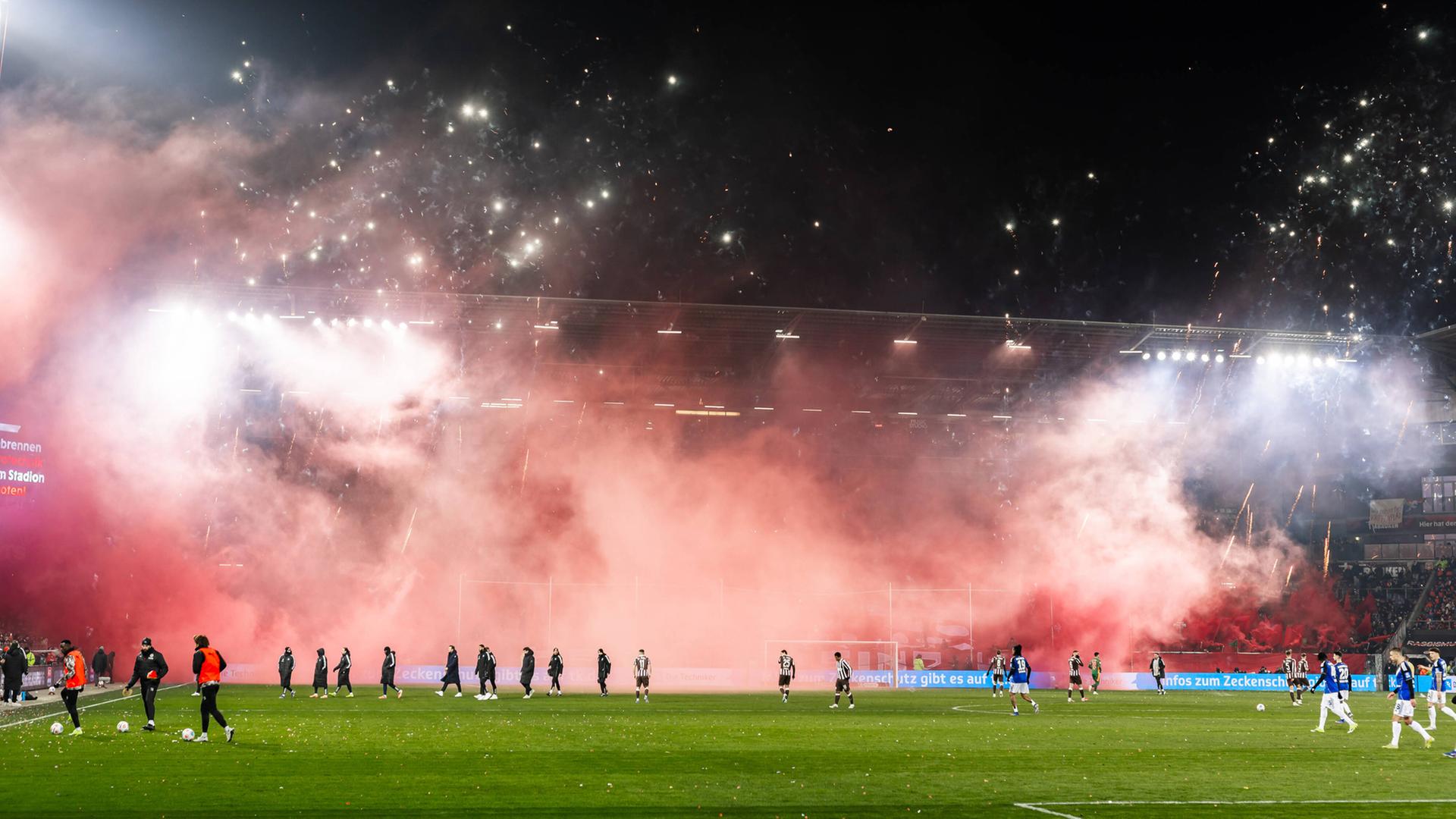 612.000 Euro Strafe: Derby hat für HSV und St. Pauli teures Nachspiel