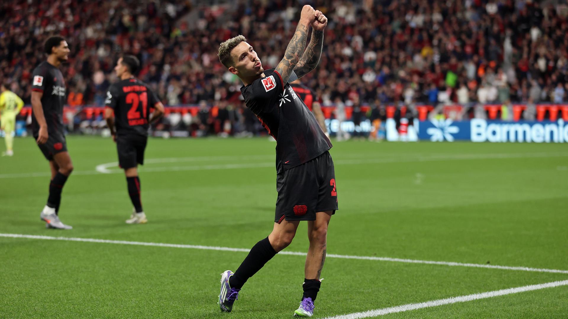 Leverkusens Alejandro Grimaldo bejubelt seinen Treffer | picture alliance/HMB Media