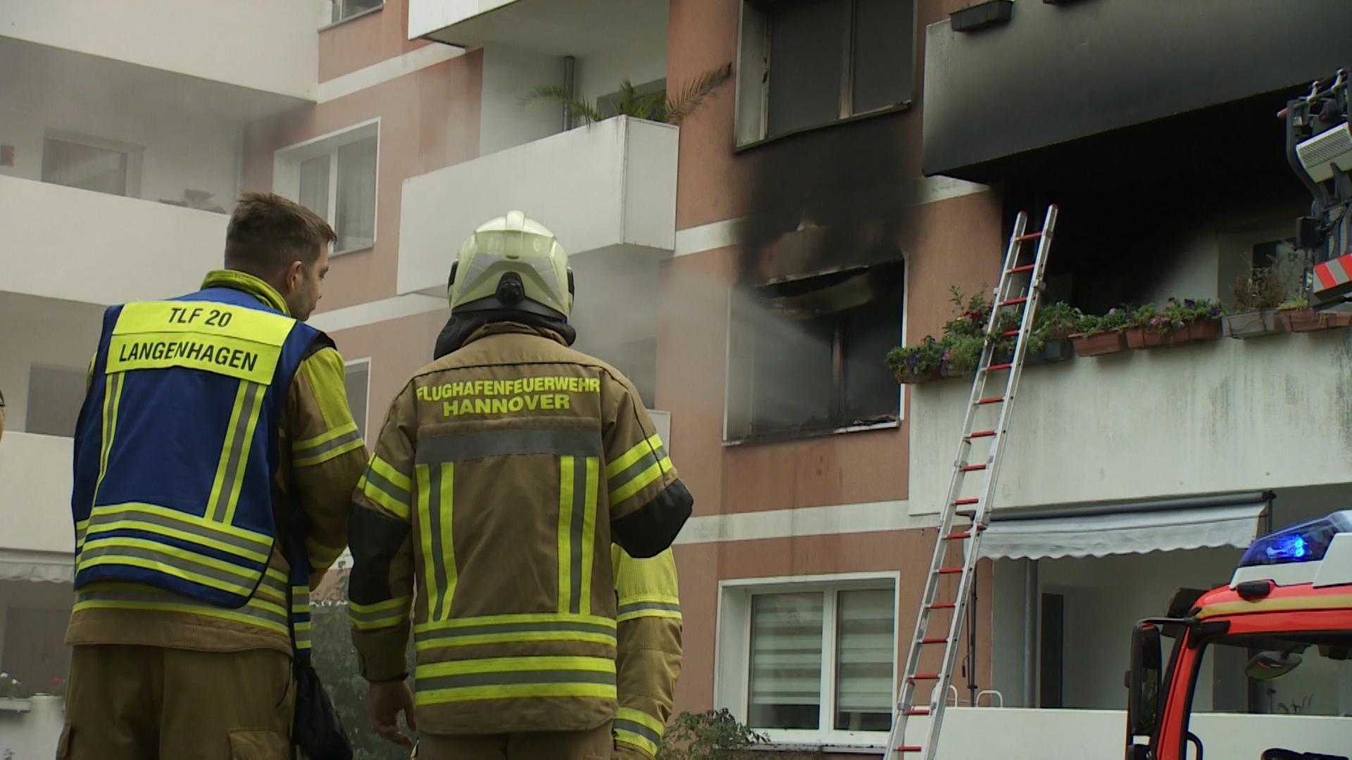 Die Feuerwehr löscht ein brennendes Mehrfamilienhaus. | NonstopNews
