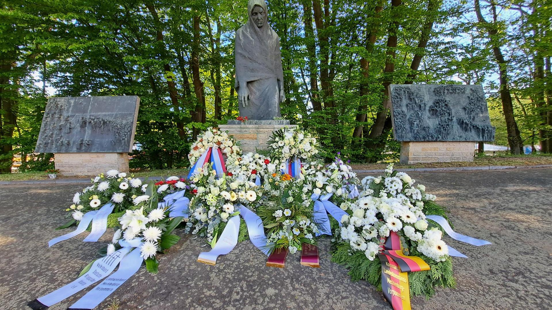 Schwerin: In NVA-Uniform beim Kriegsopfergedenken der Landesregierung