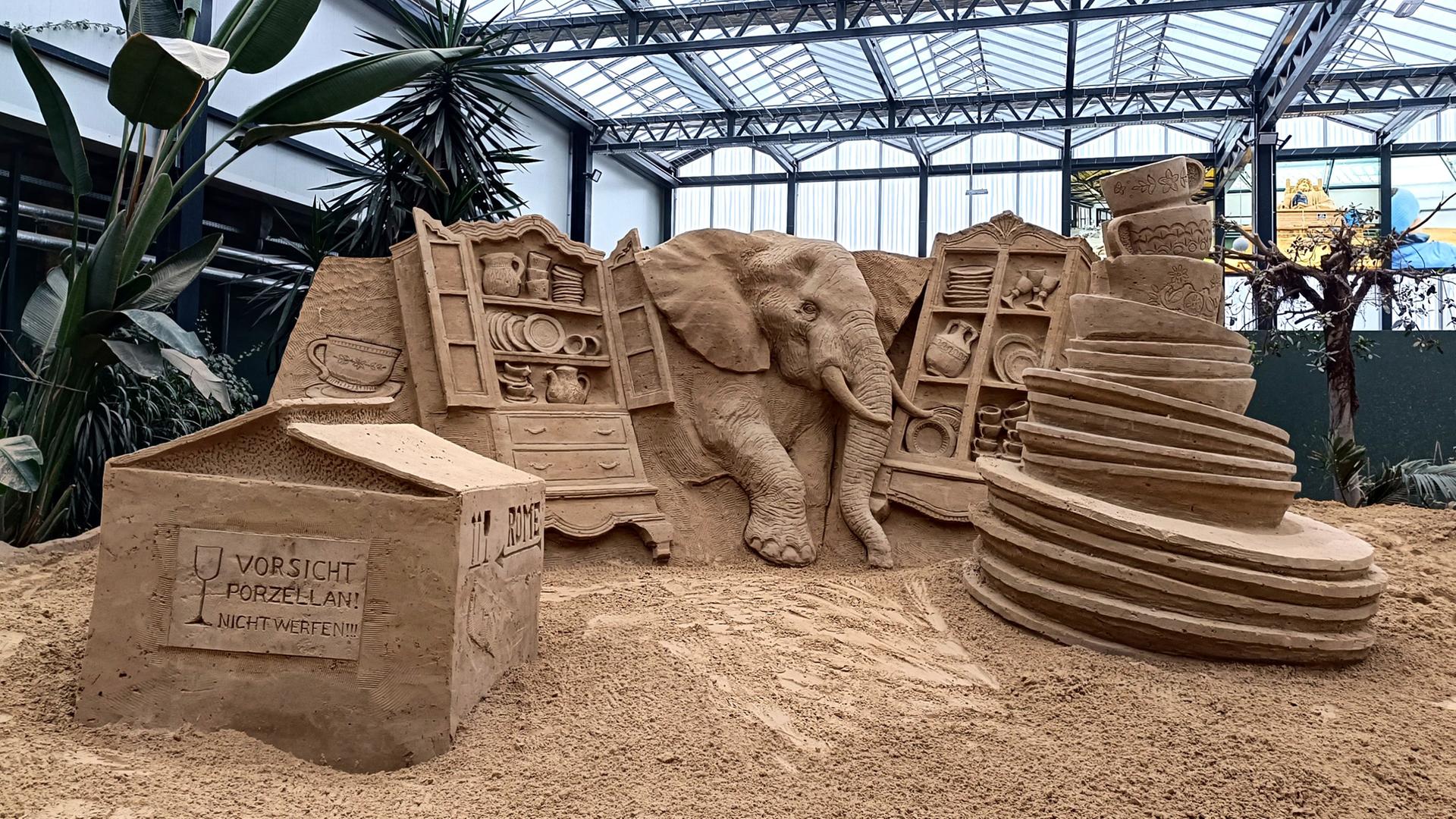 Eine Sandskulptur in Prora zeigt das Sprichwort 