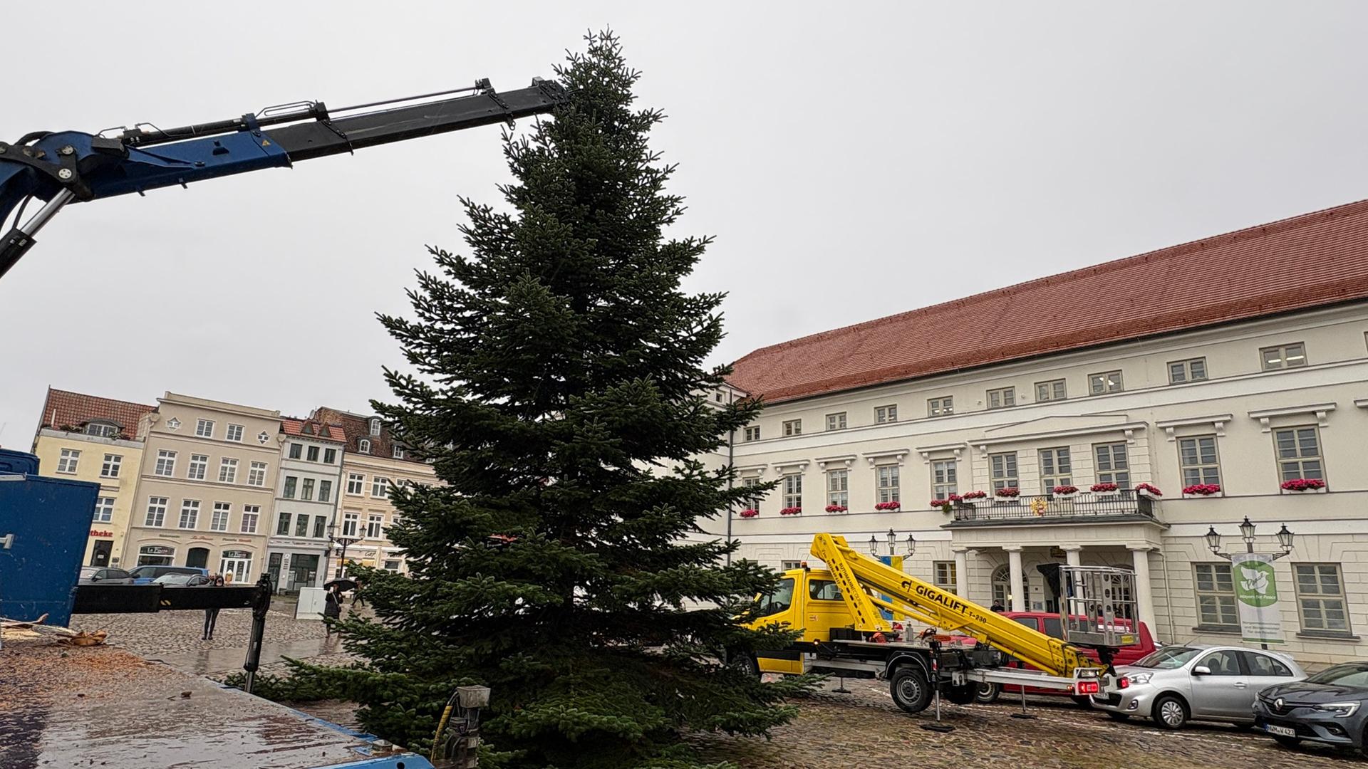 Weihnachtsmärkte in Wismar und Schwerin werden aufgebaut
