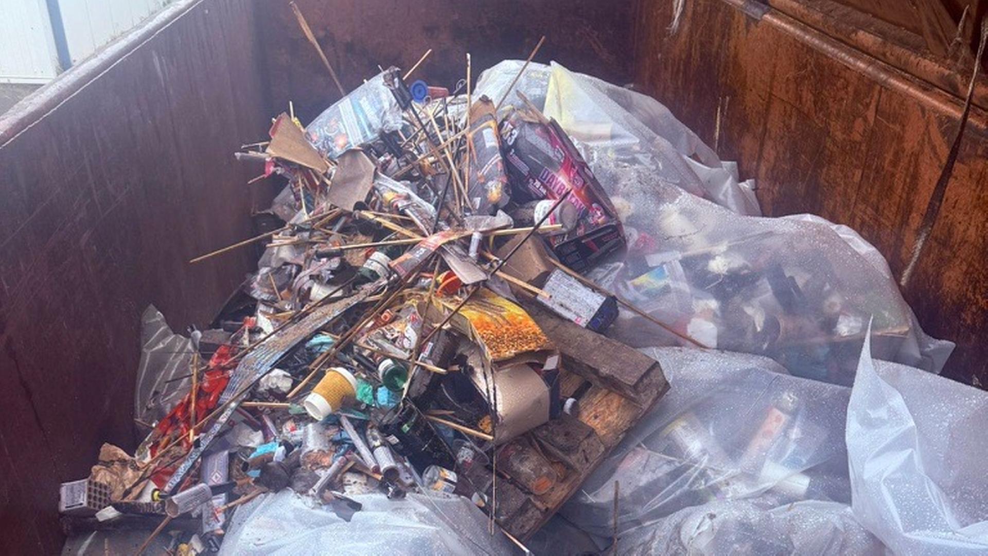 Warnemünde: Freiwillige sammeln Silvester-Müll am Strand