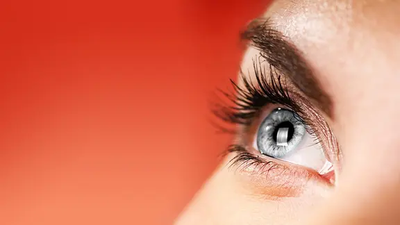 Nahaufnahme eines Auges mit grauer Iris (Montage).