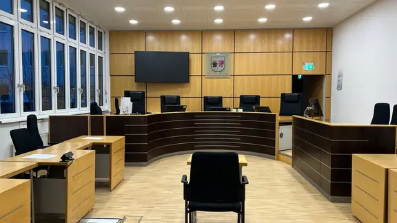 Der leere Gerichtssaal am Landgericht Stralsund