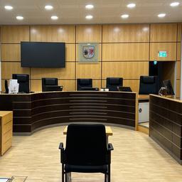 Der leere Gerichtssaal am Landgericht Stralsund