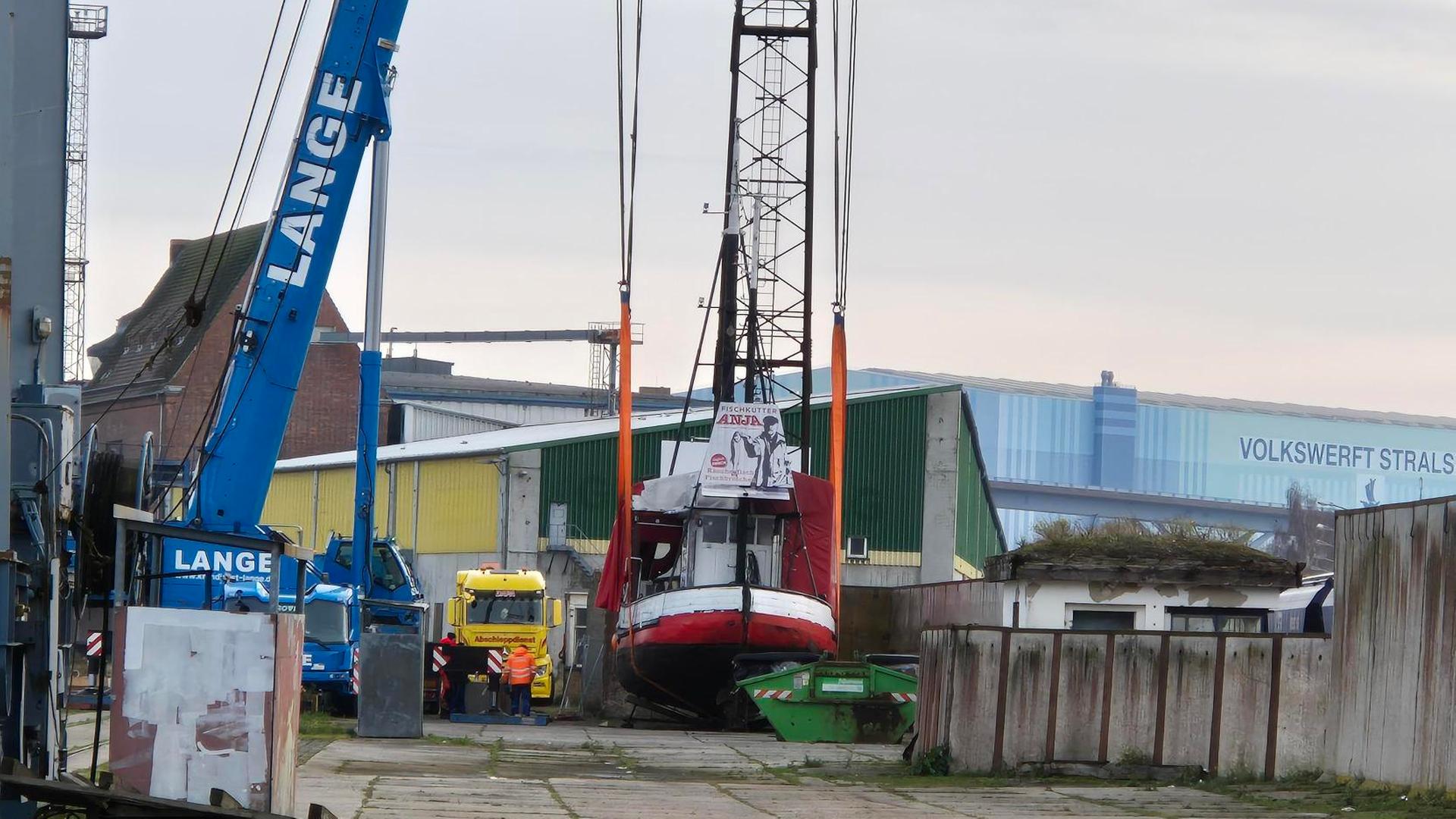 Stralsund: Gesunkener Fischbrötchenkutter geborgen